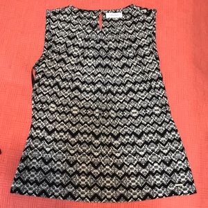 Comfortable sleeveless dress shirt